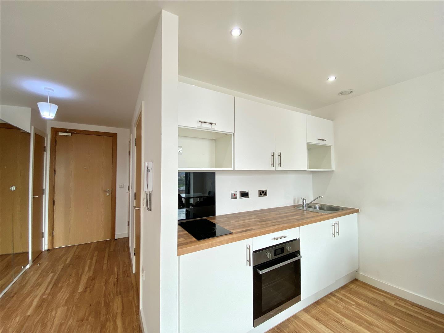 Studio Apartment - Studio To Rent image 3